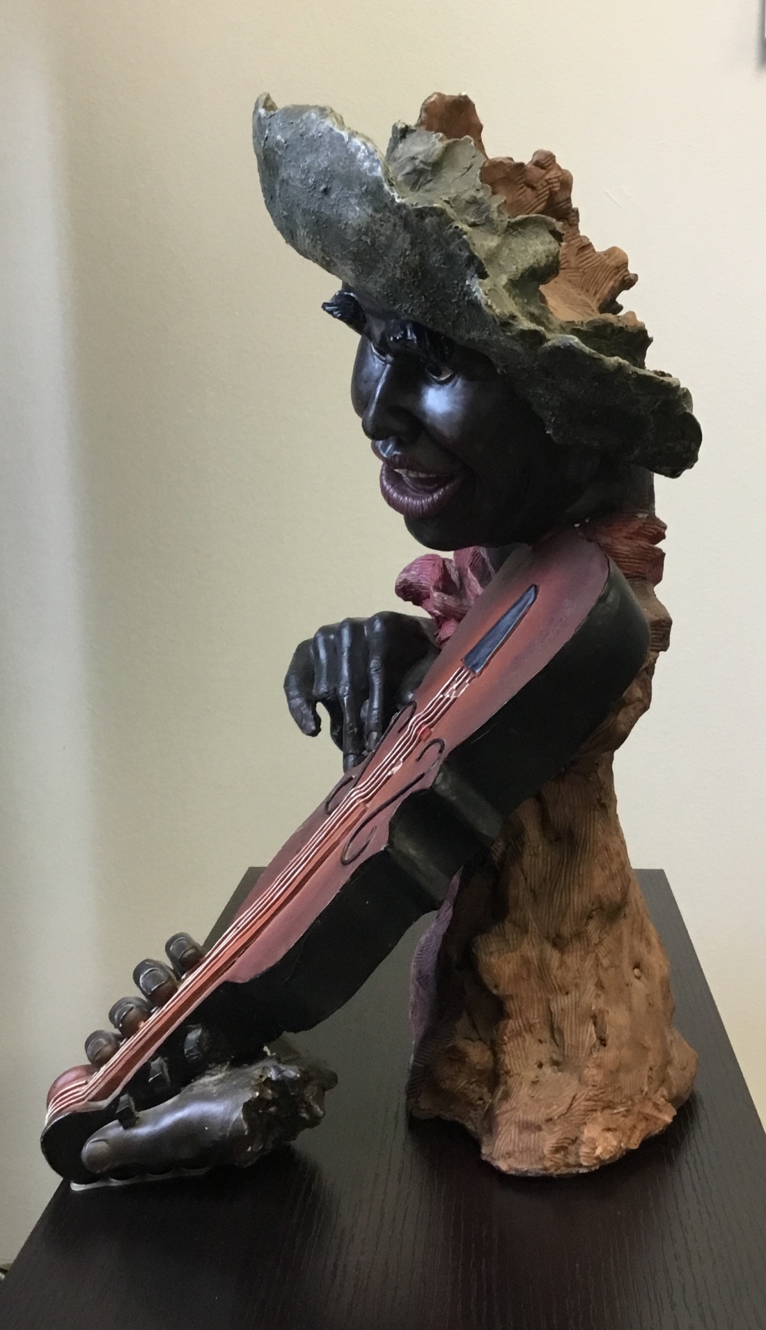 Musician statue Big